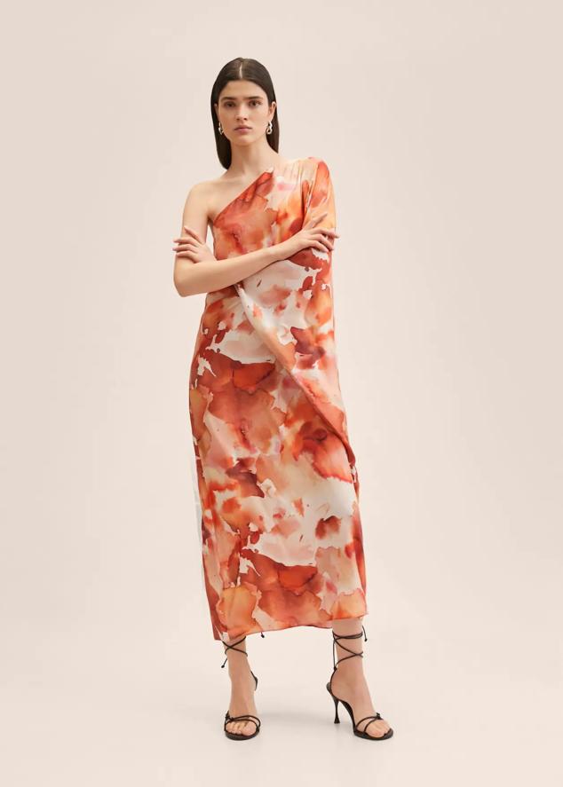 Es uno de los vestidos de Mango Outlet más elegantes y deseados. Es un vestido asimétrico con volantes en color rojo coral. Es fluido, ligero y sofisticado. Precio: 39,99 euros.