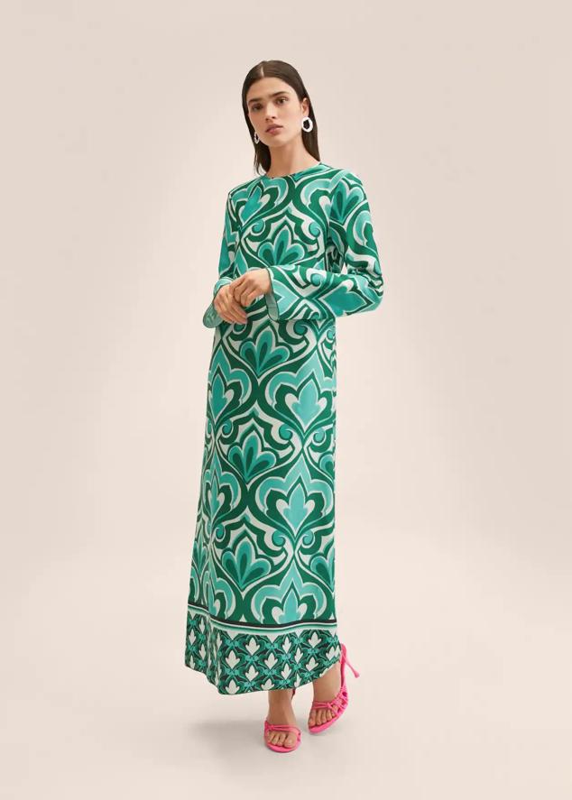 Es un vestido con estampado en color verde. Cuenta con diseño largo, cuello redondo y manga larga. Tiene un fruncido en la parte posterio. Precio: 39,99 euros.