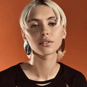 Imagen secundaria 1 - Lila Moss e Iris Law en la campaña de Zara.