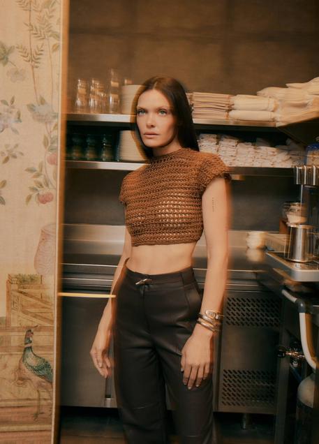 Imagen - Jersey tejido a mano y pantalón de piel de cordero, de Hermès.Reloj Serpenti Tubogas, en oro rosa y acero, de Bulgari. FOTOGRAFÍA: Rosa Copado / ESTILISMO: Gervasio Pérez