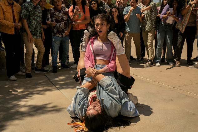 Gloria e Inés son dos hermanas y rivales que junto a sus amigos Dami y Cameron han desencadenado una maldición mortal que les dará más de un problema. Spin-off de On my block, esta producción de 8 episodios es una comedia sobre el paso a la vida adulta. 