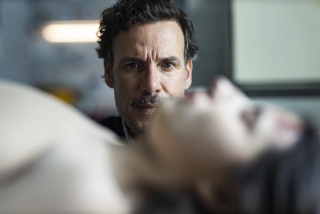 Daniel Grao (HIT) y Zoe Stein protagonizan este thriller español en el que un padre y una hija están involucrados en la investigación del asesinato de una adolescente en un pueblo andaluz. Ambos deberán dejar de lado sus diferencias para resolver un caso que trastoca la vida de un pueblo supuestamente pacífico en el que todos los habitantes son sospechosos.