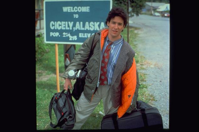 Ganadora de 7 premios Emmy, la mítica serie de los años 90 llega por primera vez a una plataforma española para recuperar las aventuras del recién licenciado doctor Fleischman en un pequeño pueblo de Alaska, donde deberá trabajar cuatro años. 