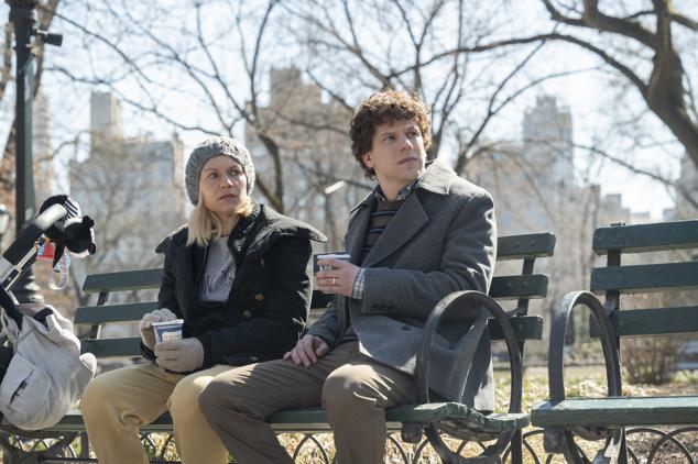 Jesse Eisenberg y Claire Danes protagonizan esta producción en la que él deberá adaptarse a su nueva vida tras el divorcio. Fines de semana y cada dos días festivos con los niños, alguna amargura y las tensiones propias de las negociaciones de una paternidad compartida. Adam Brody y Lizzy Caplan forman parte del reparto de esta serie que le sirvió a Danes para estar nominada de nuevo a un Globo de Oro tras Homeland. 