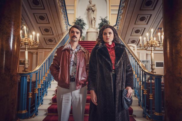 Londres, años 80, una pandilla de delincuentes de poca monta, debido a su propia estupidez y su falta de juicio, se ven envueltos en uno de los robos de oro más grandes de la historia. Con este argumento esta comedia compuesta por siete episodios fue para muchos la mejor propuesta en su género de la televisión británica en 2022. 