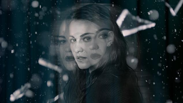 Tres mujeres idénticas quedan conectadas por un crimen y muchos secretos y una de ellas deberá descubrir el por qué del parecido pero también al responsable del asesinato. Algo que se complicará por diversas razones, entre ellas la oposición de su familia. Maite Perroni es la encargada de interpretar a las tres mujeres en esta producción mexicana que se basa, según la plataforma, en hechos reales. 