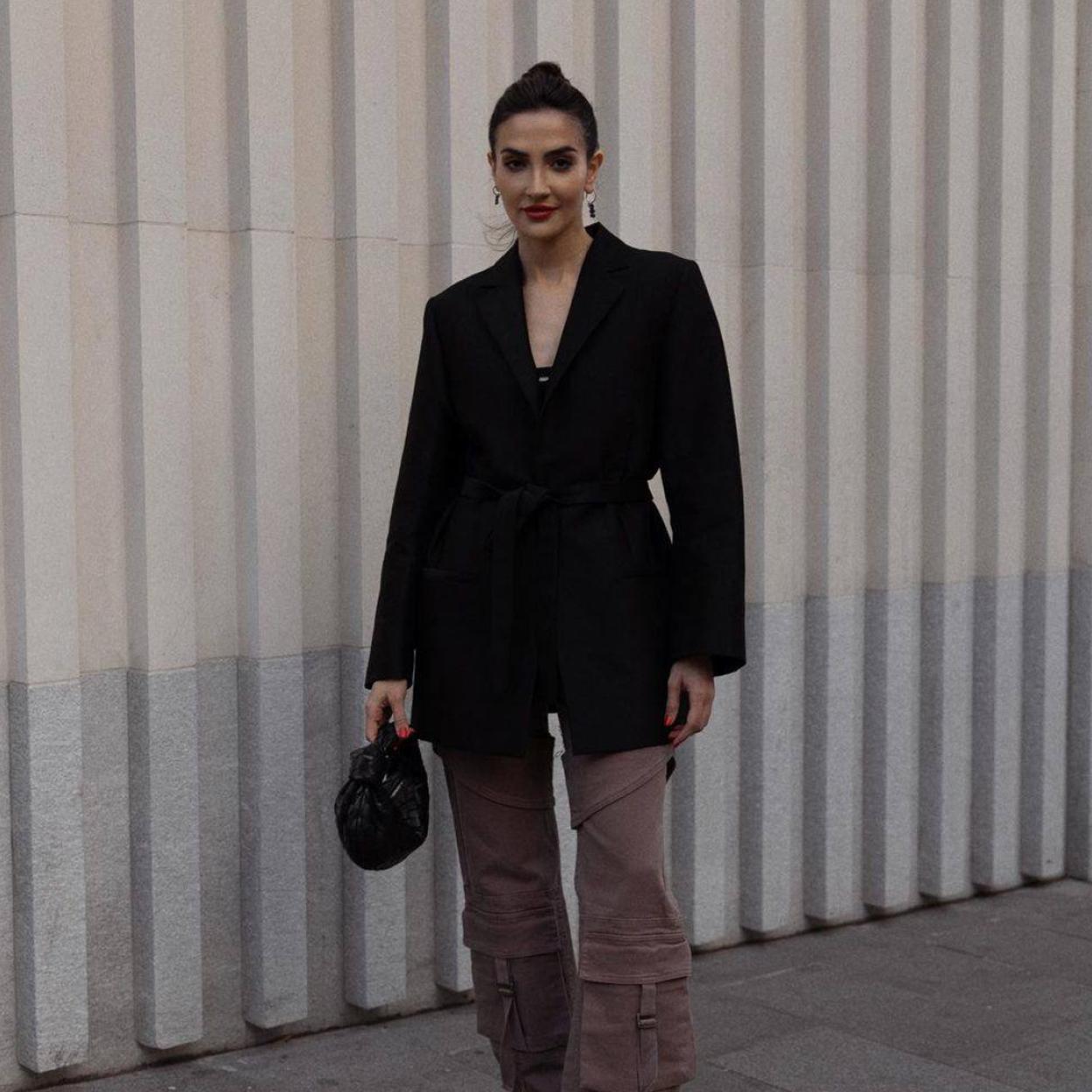 La influencer lleva un look con blazer con cinturón que hace tipazo