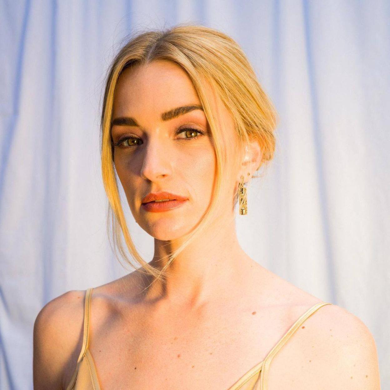 Consigue la piel luminosa de Brianne Howey con estas mascarillas