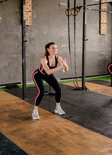 Imagen - Mujer haciendo sentadillas/PEXELS