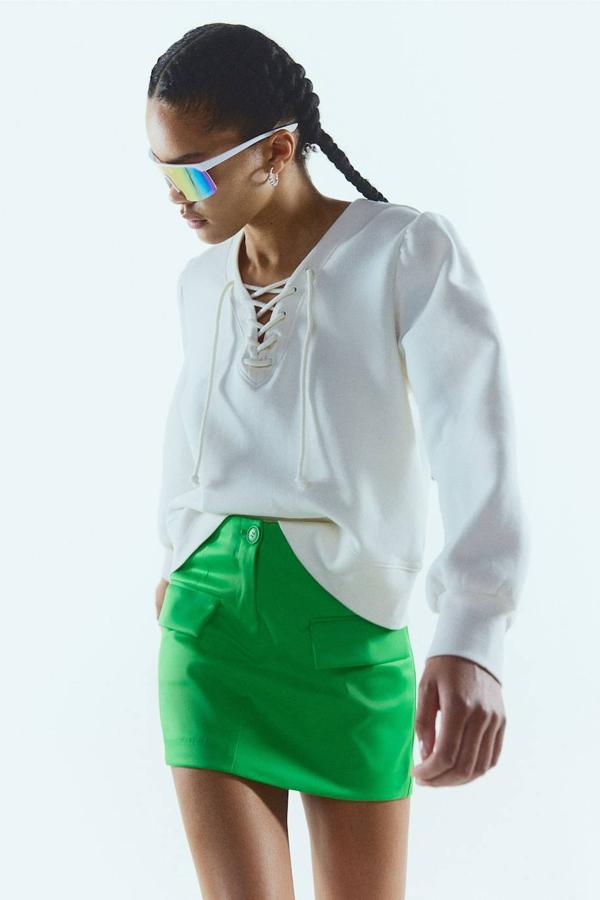 Sudadera con mangas largas abullonadas y cuello de pico con detalle de cordón, en blanco, de H&M. La encontrarás a 19,99 euros.