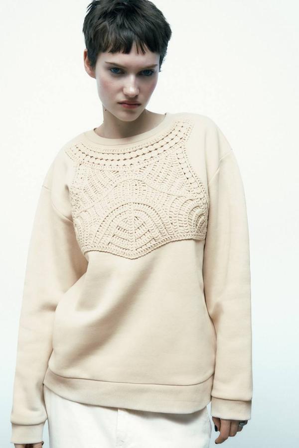Sudadera con corte relajado, cuello redondo, manga larga y detalle de crochet combinado en el pecho, tono beige, de Zara. La comprarás a 29,95 euros.