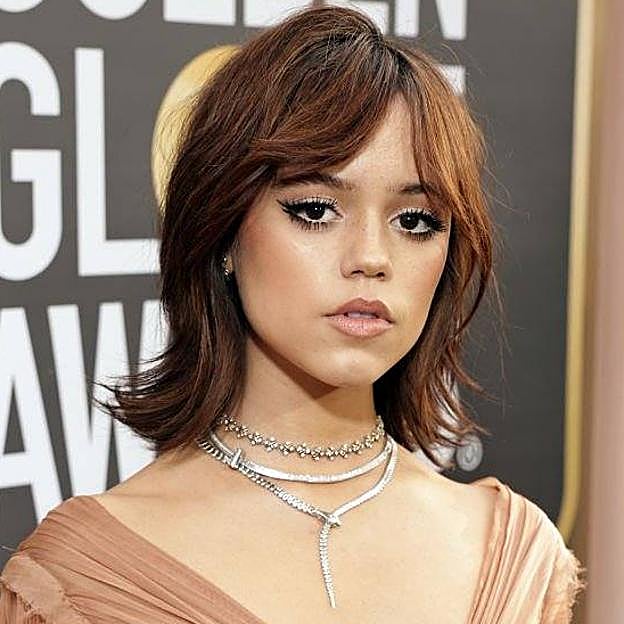 Imagen principal - La actriz Jenna Ortega ha apostado por una melena muy desfilada con el flequillo de moda, abierto en el centro. También lo hemos visto en los desfiles de Philosophi y nº 21.