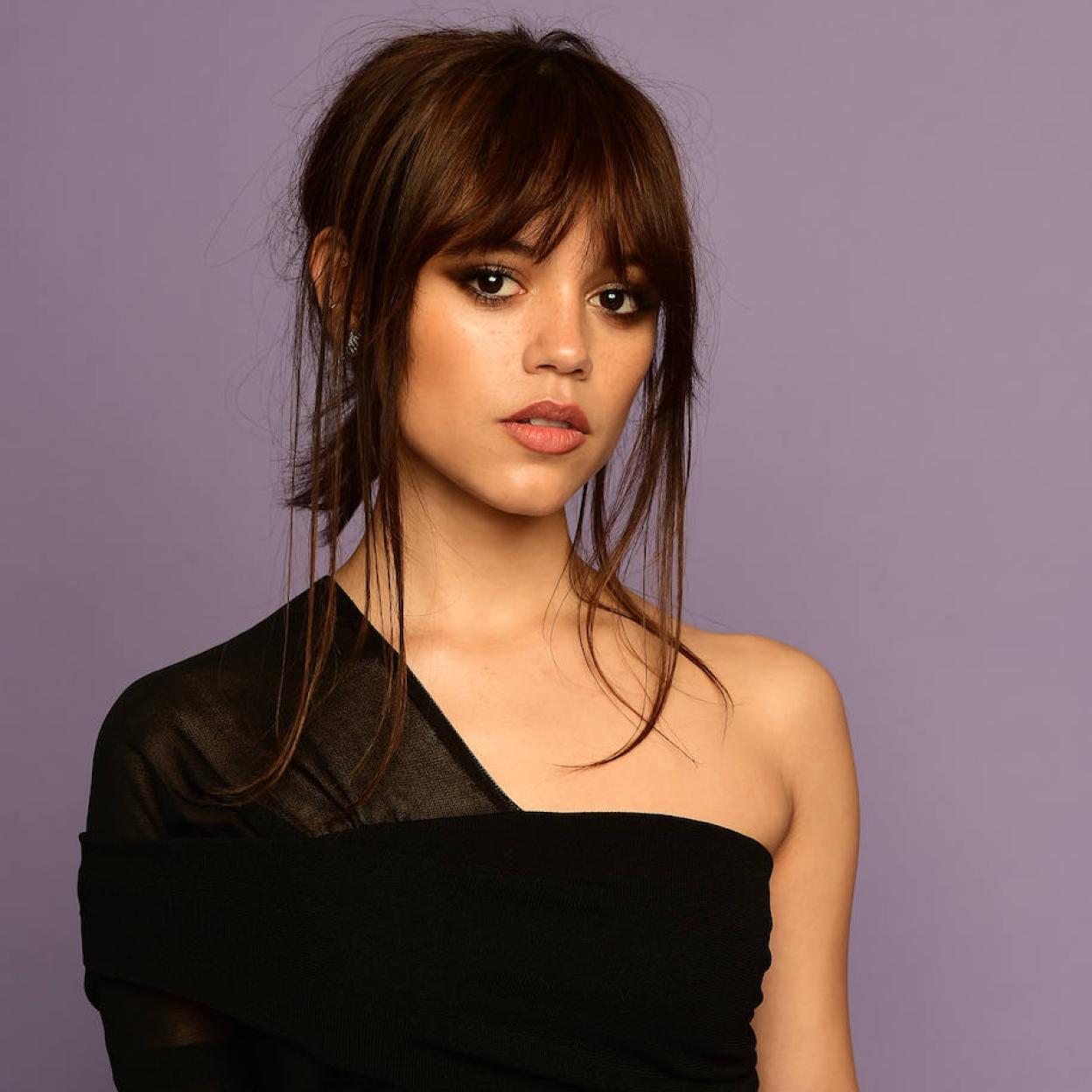 La actriz Jenna Ortega ha apostado por una melena muy desfilada con el flequillo de moda, abierto en el centro.