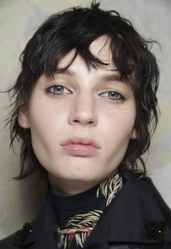 Imagen secundaria 2 - La actriz Jenna Ortega ha apostado por una melena muy desfilada con el flequillo de moda, abierto en el centro. También lo hemos visto en los desfiles de Philosophi y nº 21.