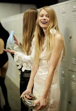 Imagen secundaria 2 - La actriz Anya Taylor Joy es uno de los mejores ejemplos de melena extralarga con capas, en este caso, en las puntas. También la hemos visto en los desfiles de Chanel o Coperni.