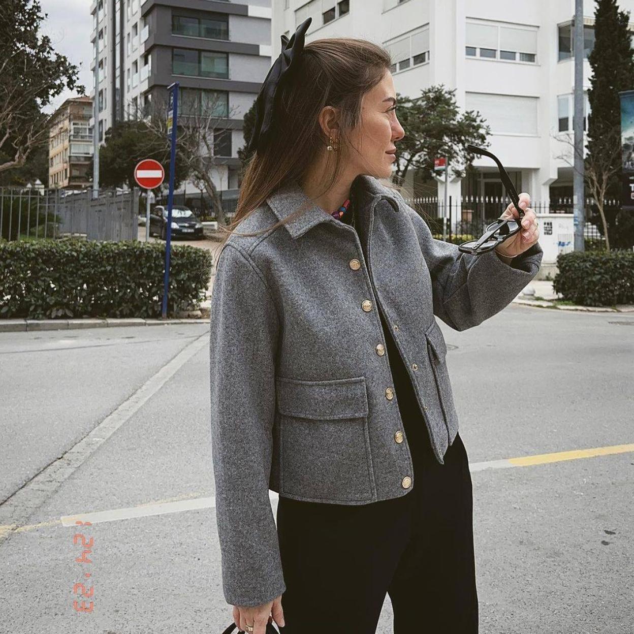 La influencer lleva la elegante chaqueta superventas de Zara