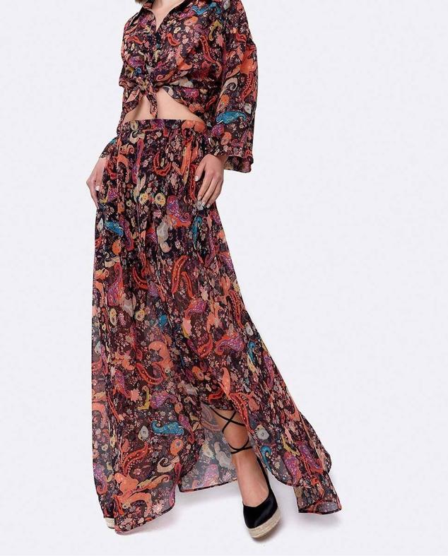 Falda midi vaporosa con tiro alto, parte frontal recogida y estampado paisley multicolor, de Cuplé. Puedes encontrarla en El Corte Inglés por 69 euros.