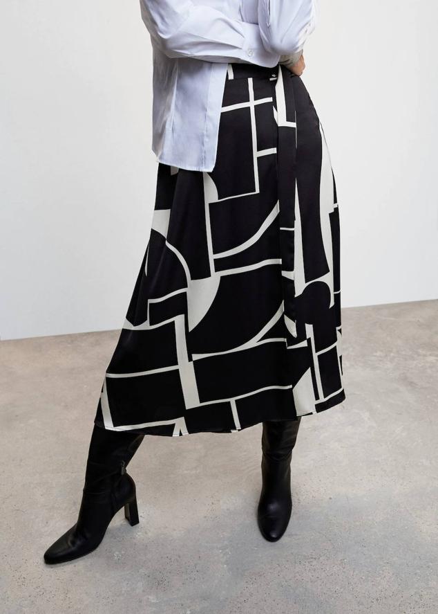 Falda satinada con diseño cruzado, detalle de cinturón ajustable y print abstracto en blanco y negro, de Mango. Su precio es de 29,99 euros.