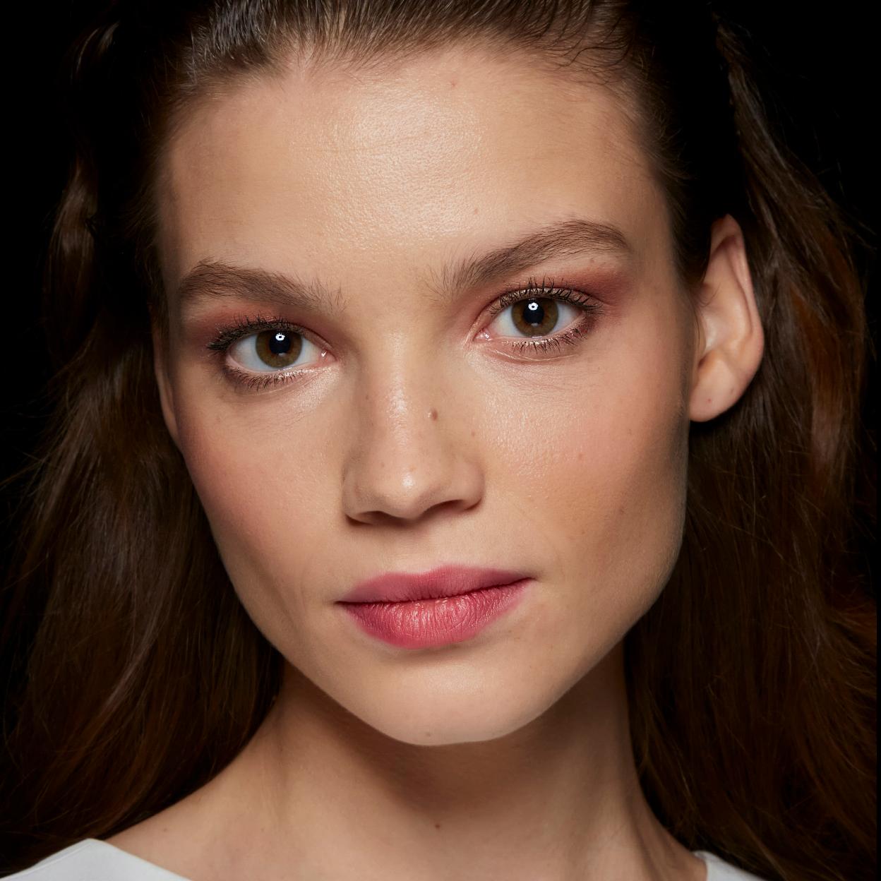 La piel bonita de la modelo se obtiene con la acción correctora del retinol