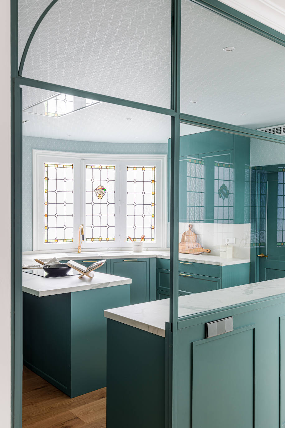 “Es un lugar de reunión acogedor y práctico. Buscamos materiales nobles y muy bien elegidos, como maderas naturales y piedras, seleccionados para que duren en el tiempo y faciliten su uso en la vida cotidiana, con tranquilidad y sin preocupaciones”.