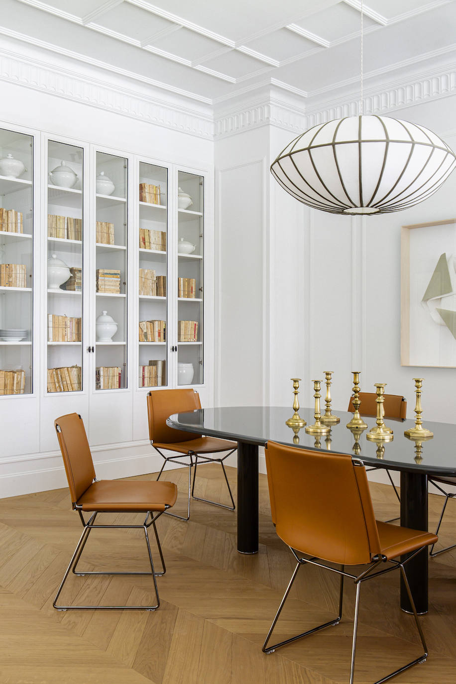 “Nos gusta trabajar con piezas diseñadas a medida, pensadas y adaptadas hasta el más mínimo detalle. Cuero, piedra, madera son nuestros aliados, mezclados con muebles de anticuario y de grandes diseñadores internacionales”.