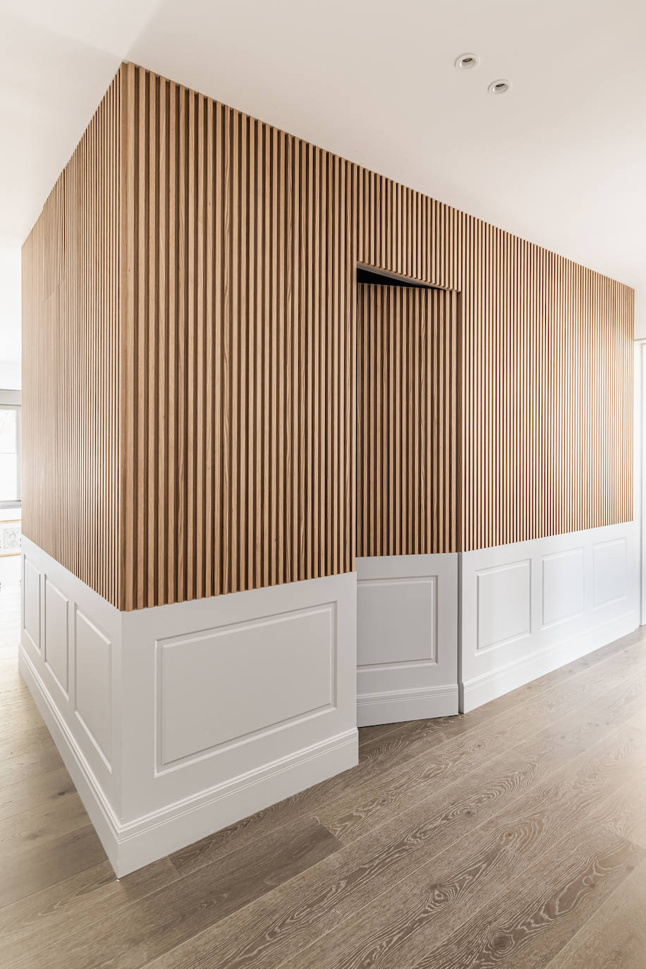 “Piezas bien escogidas y combinadas con elegancia ayudan a crear espacios de gran amplitud. Los colores neutros y los materiales naturales son los mejores recursos para obtener atmósferas serenas y llenas de encanto”.