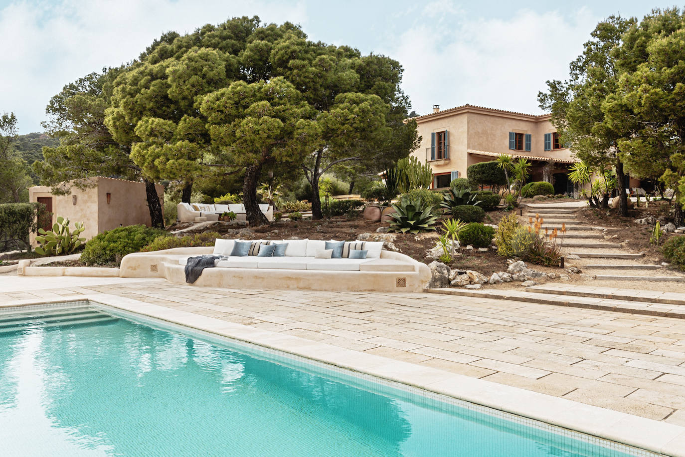 “Es imprescindible en nuestro trabajo observar y analizar el enclave en el que se sitúa la vivienda y utilizar materiales locales y artesanía, para mantener la esencia del entorno. Forma parte del alma de la casa”. 