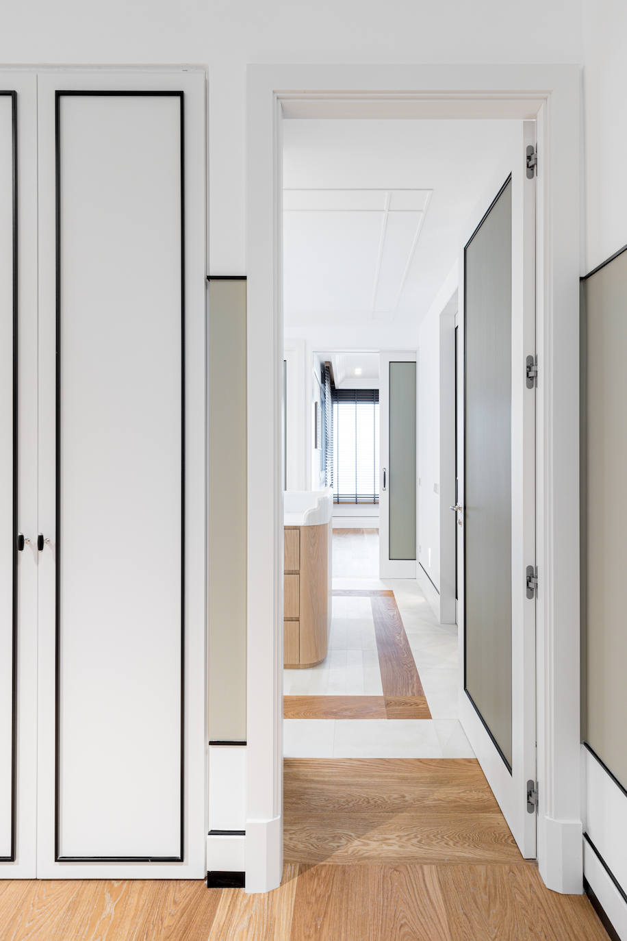 “Escogidos con todo detalle, son un elemento esencial de una casa y forman el escenario para la vida diaria, desde los dormitorios a los baños. Resistentes y seleccionados con sentido común, es importante que envejezcan bien y sin perder nunca la calidez”.