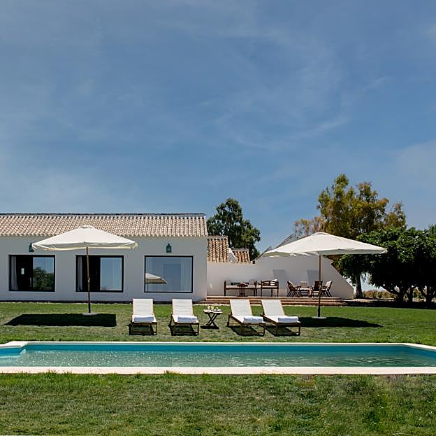 El cortijo andaluz de la Casa de Alba donde sentirte una duquesa en un alojamiento exclusivo entre arte y olivos 