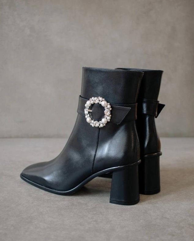 Botines de piel con punta cuadrada, tacón bajo y ancho, detalle de tira y broche enjoyado, color negro, de Alohas. Los encontrarás a 260 euros.