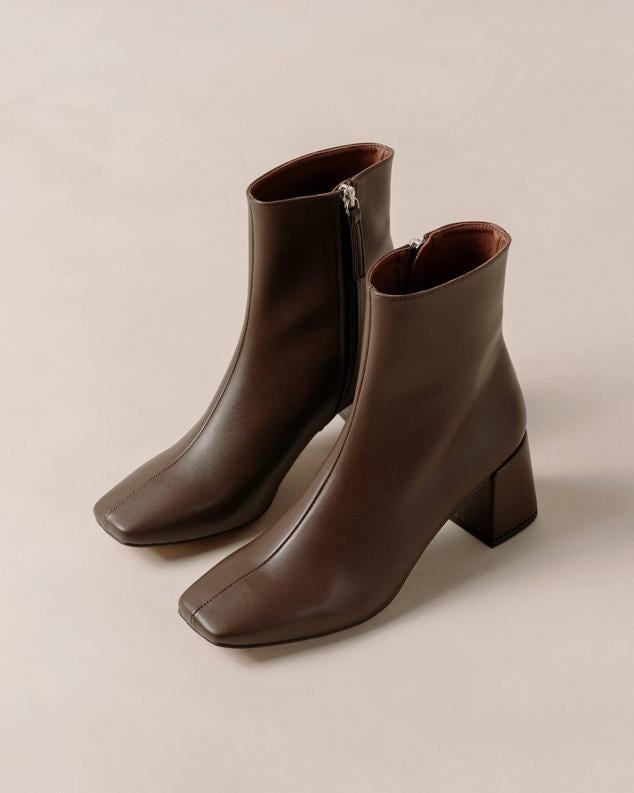 Botines en tejido de piel vegana con punta cuadrada y tacón ancho, en marrón oscuro, de Alohas. Te costarán 110 euros.