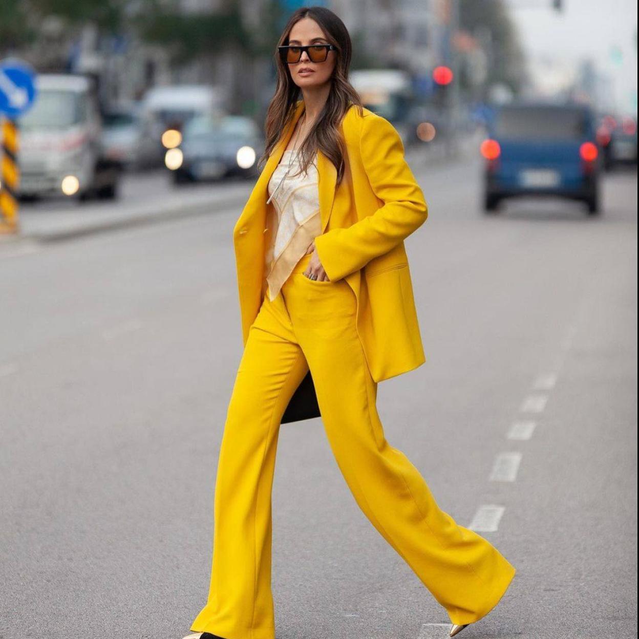 La influencer lleva un traje en color vibrante super rejuvenecedor