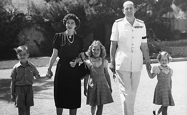 LA reina Sfía con sus hermanos y sus padres.