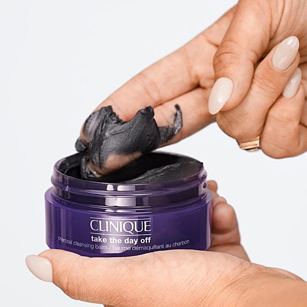 Bálsamo limpiadro Take The Day Off con cárbon vegetal de Clinique.