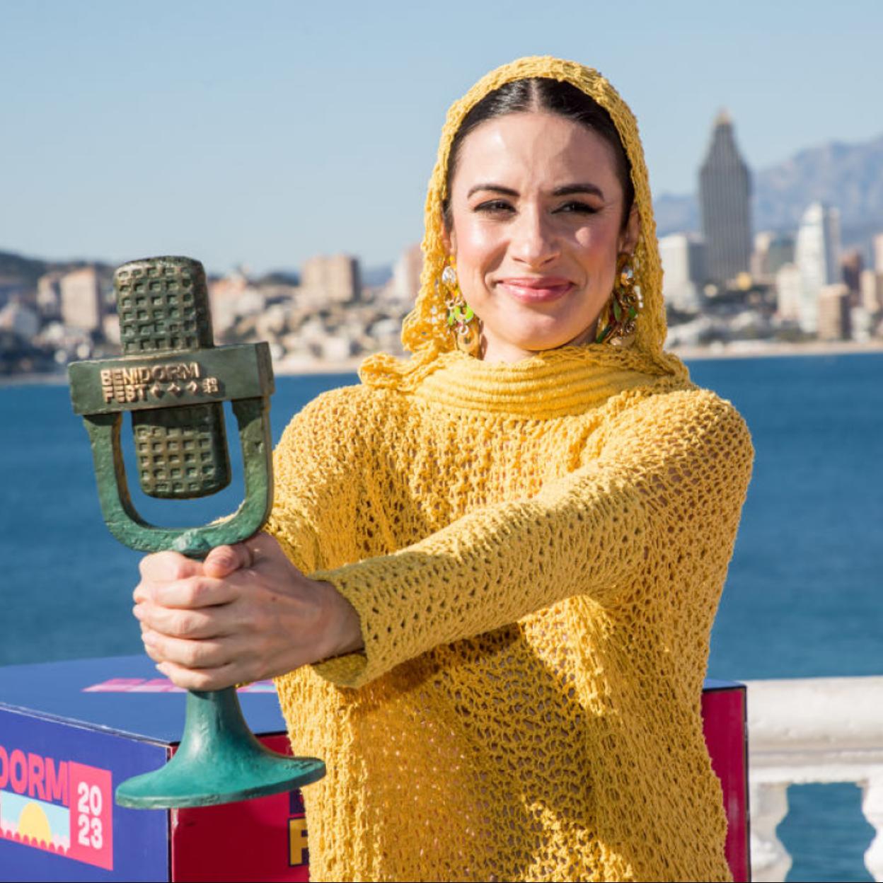 Blanca Paloma muestra el trofeo como ganadora del Benidorm Fest 2023. 