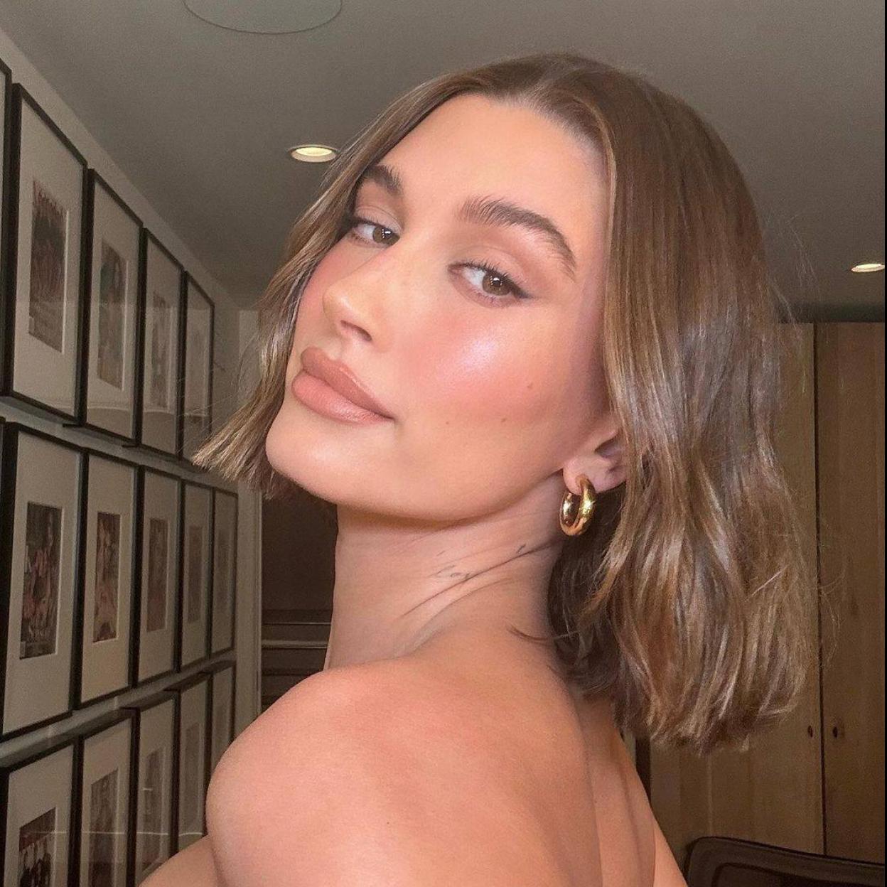 Consigue la mirada radiante de Hailey Bieber con estas cremas de ojos
