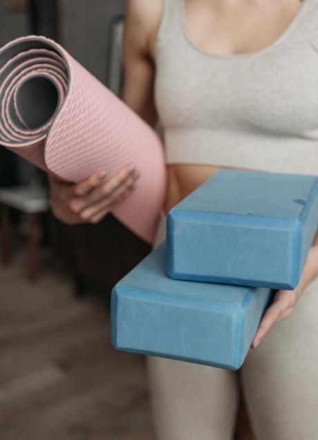 Imagen - Mujer con esterilla y bloque de ejercicios/PEXELS