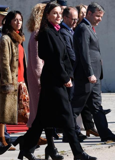 Imagen - La reina Letizia con un look negro y jersey rosa. / GTRES