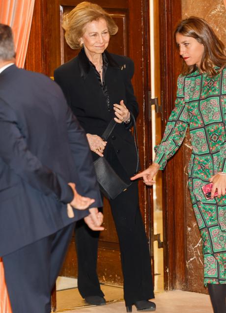 Imagen - La reina Sofía con un traje negro. / GTRES