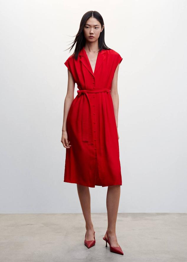 Vestido midi camisero con manga sisa, cuello solapa, corte fluido, cierre de botones y cinturón a juego, de Mango. Lo comprarás a 39,99 euros.