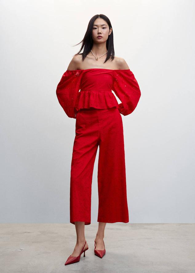 Conjunto en tejido de algodón bordado con blusa de manga abullonada y pantalón culotte, de Mango. Puedes encontrarlo por 27,99 euros y 29,99 euros.