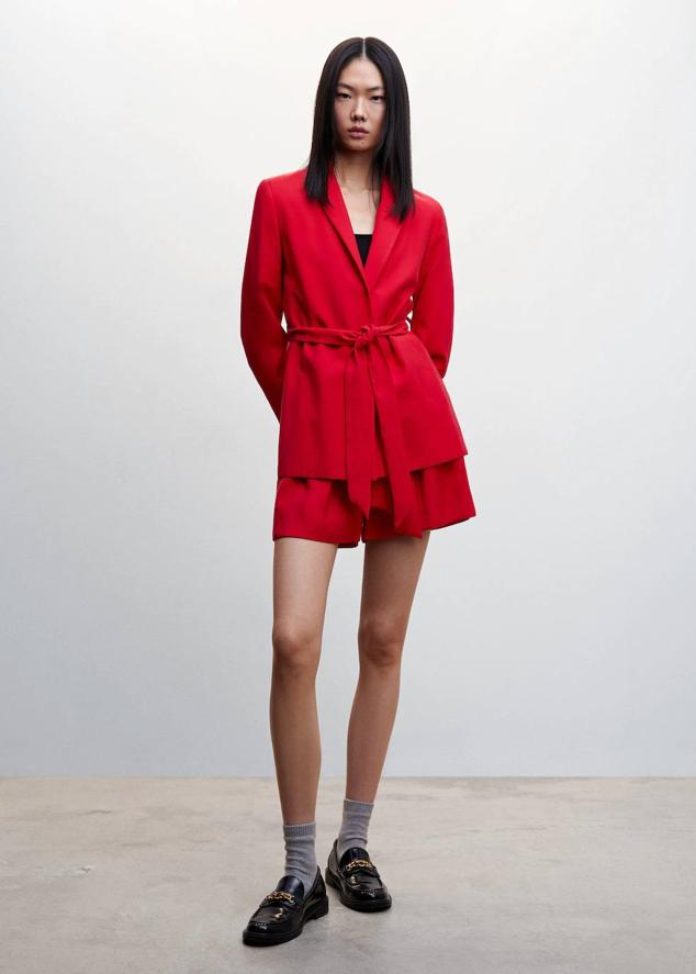 Traje fluido con blazer con cinturón y pantalón corto amplio, de Mango. Su precio es de 59,99 euros y 29,99 euros.