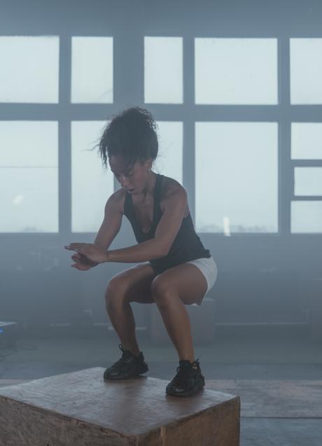 Imagen - Mujer haciendo sentadillas/PEXELS