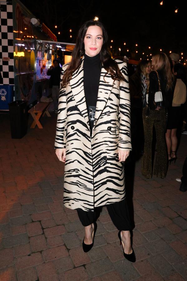 La actriz que dio vida a Arwen en ‘El Señor de los Anillos’ Liv Tyler llevó un total look negro con un abrigo con estampado animal de Stella McCartney.