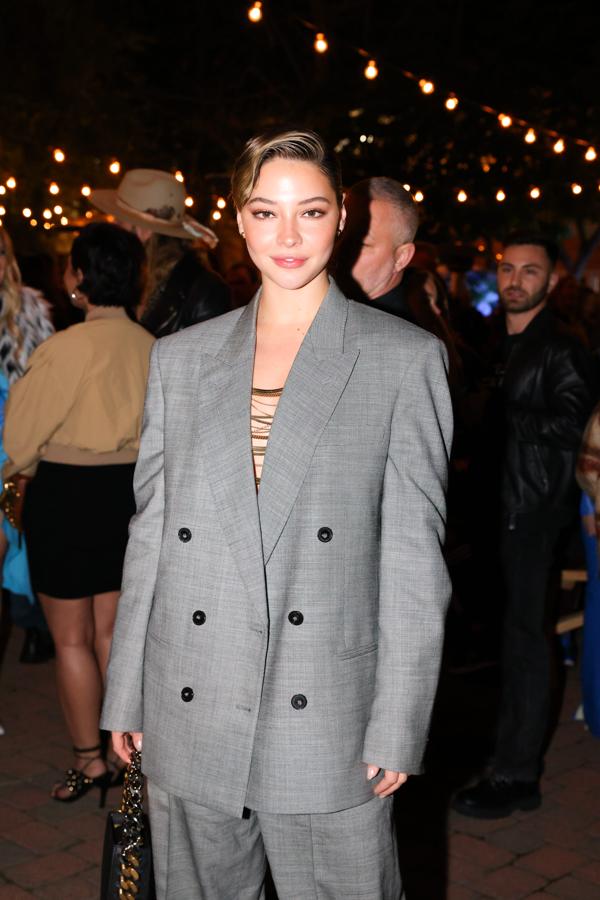 La actriz Madelyn Cline sigue la estela de otras invitadas con un traje de corte masculino y top joya. 