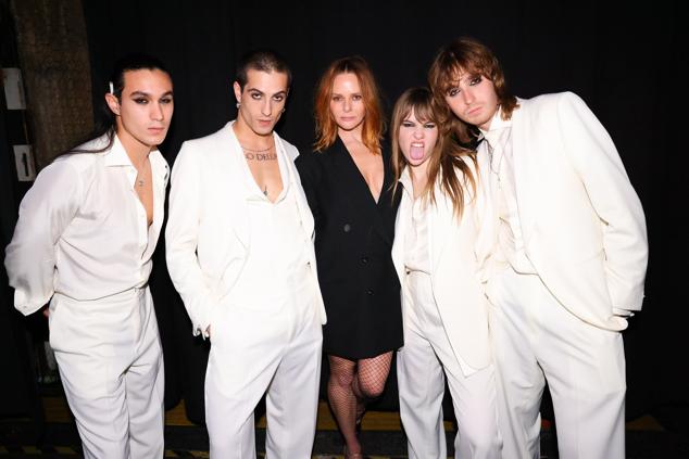 El grupo italiano Måneskin lucen espectaculares con sus looks monocolor en blanco.