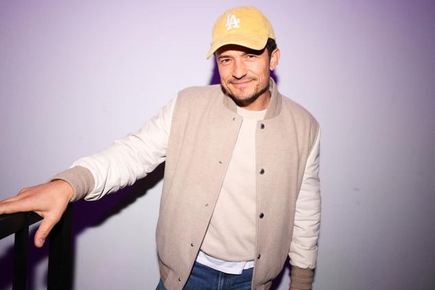 Orlando Bloom prefiere imitar la tendencia Varsity para su look más juvenil y rejuvenecedor. 