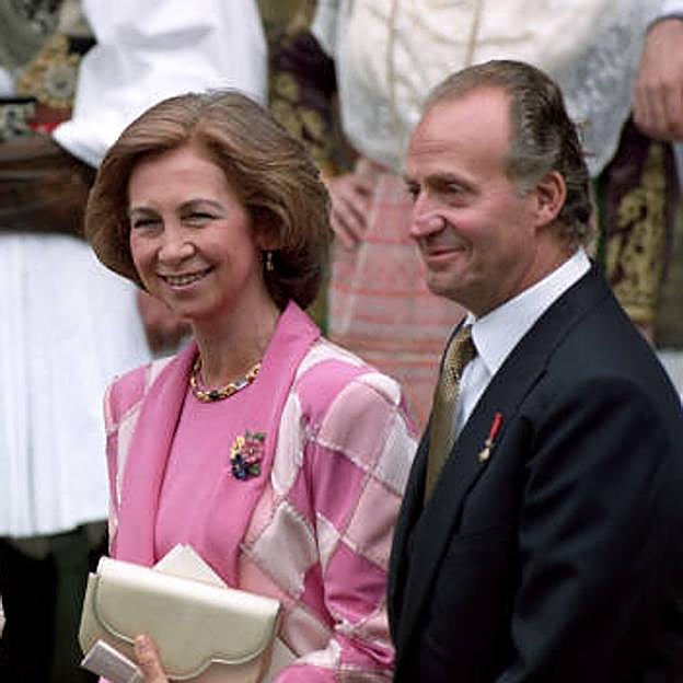 La reina Sofía, con el broche floral de jade en la boda de Marie-Chantal Miller y Pablo de Grecia.