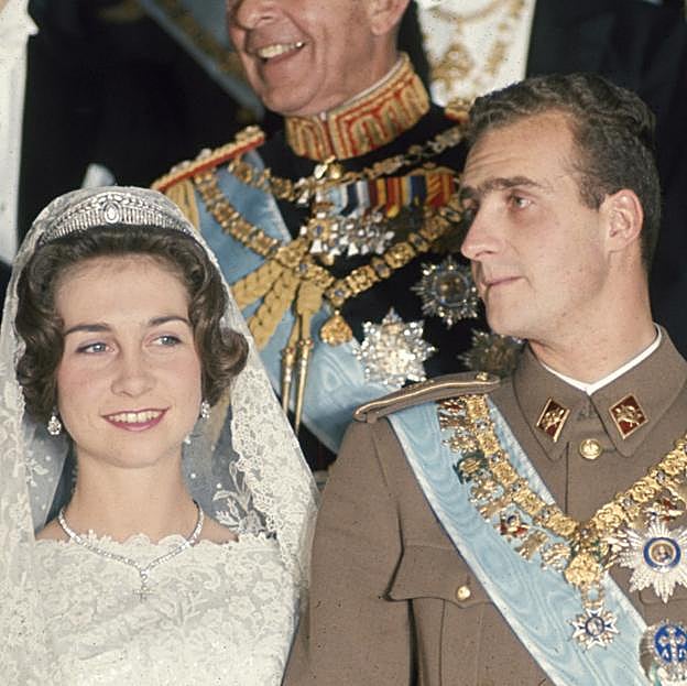 La reina Sofía, con el conjunto de diamantes el día de su boda.