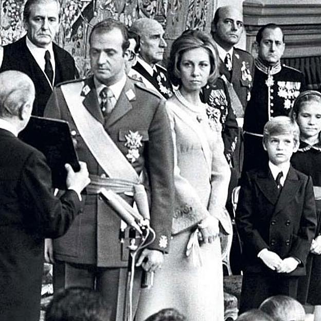 La reina Sofía, con los pendientes de perlas en la proclamación del rey Juan Carlos I.